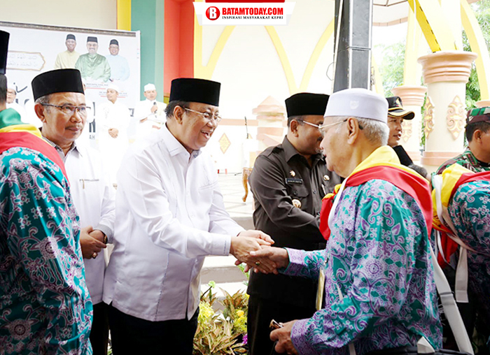 Wakil Bupati Anwar Hasyim saat bersalaman dengan Calon Jemaah Haji 
